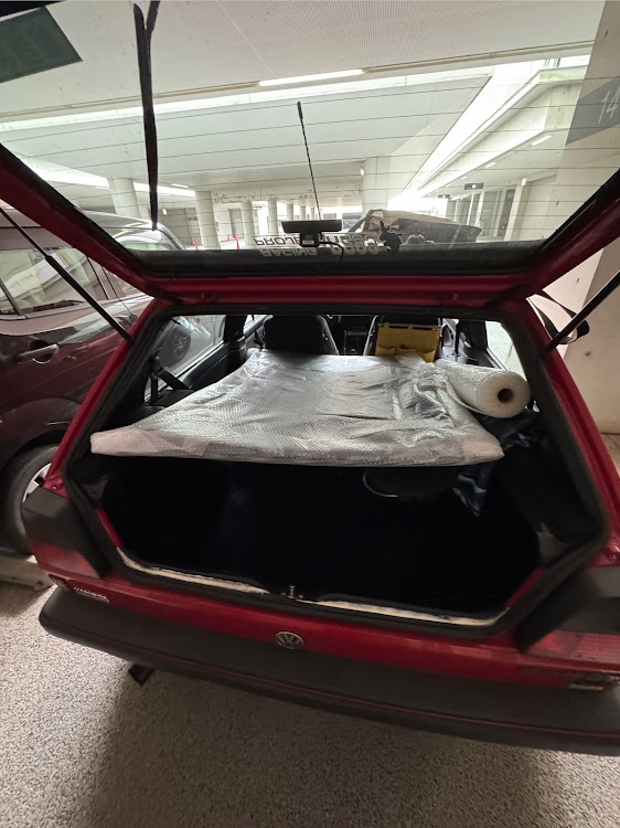 ゴルフ2のVW・ゴルフ2gti・カーボンボンネット・荷物搬入・ゴルフに関するカスタム事例の投稿画像1枚目