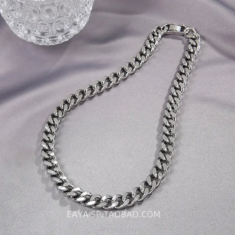 Cadena Gruesa Cubana de Acero Titanio para Hombre Collar Clavícula Elegante Resistente y Duradero Joyería Moderna Ideal
