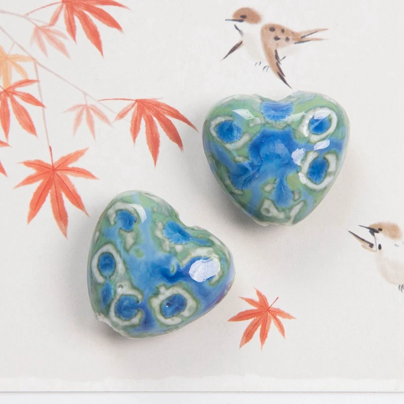 Modieuze blauwe keramische strooikralen voor sieraden maken en knutselen. Maak unieke ontwerpen met deze kralen.