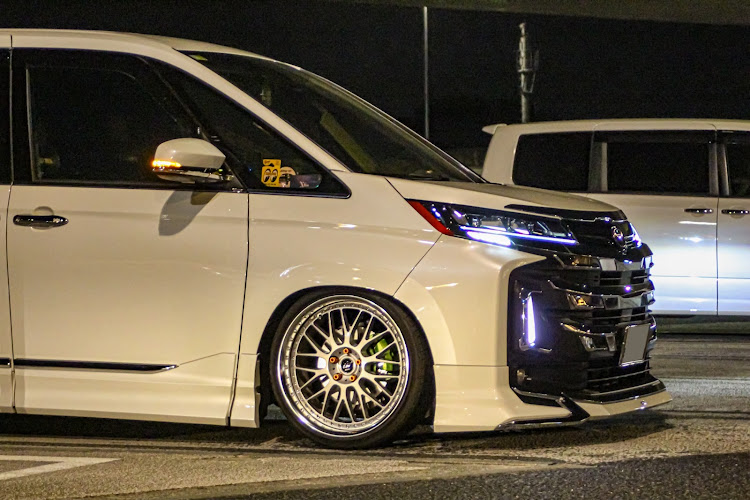 ノアの厚木PA・エアロ擦りすぎ・225/35R20・廃盤キツイ・来週は大阪に関するカスタム事例の投稿画像2枚目