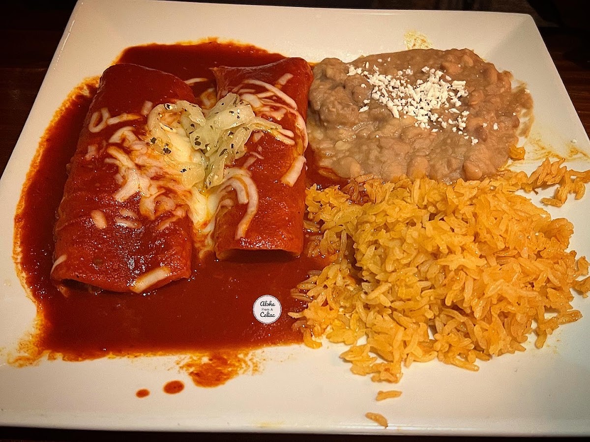 Enchilias Tipicas Plate (1 beef and 1 chicken enchilada witj red sauce)