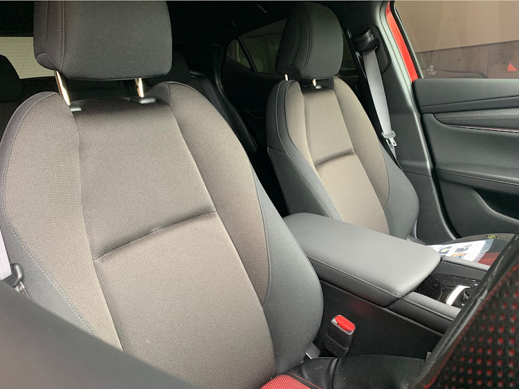 MAZDA3の鹿児島・Mazda3・シートカバー取り付け・MAZDA好きと繋がりたい・フォロー大歓迎に関するカスタム事例の投稿画像2枚目