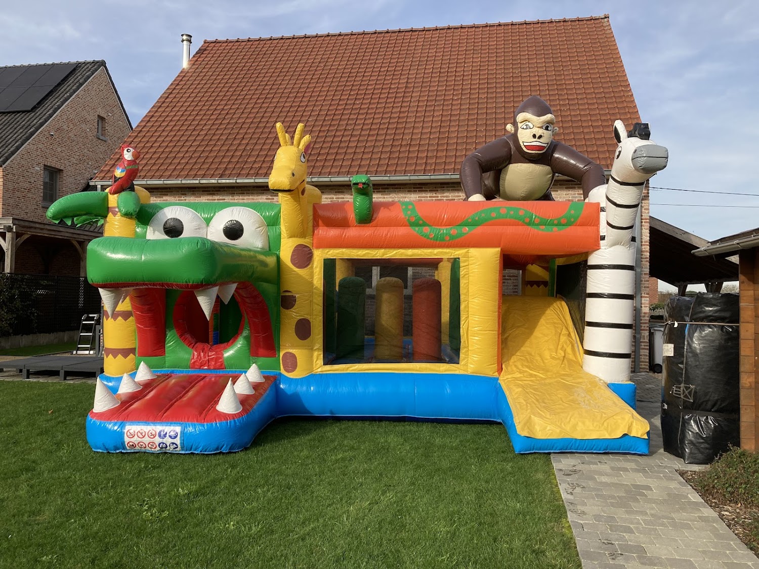 Verhuur & verkoop van springkastelen en partytenten | in Begijnendijk