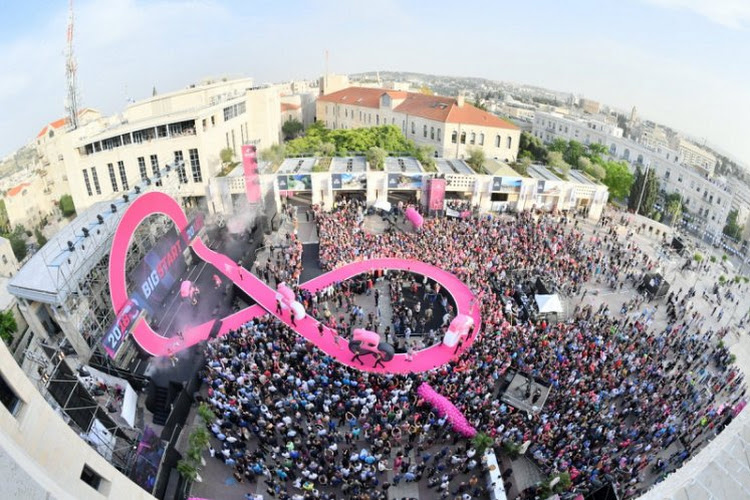 ? Brood en spelen in Jeruzalem: renners en ploegen genieten met volle teugen van teampresentatie daags voor startschot Giro