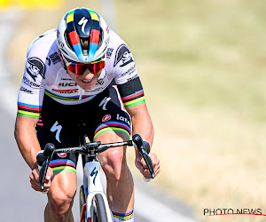 De wereldkampioen wint voor Gino en Van Aert op plek 2: Remco Evenepoel eert overleden renner met mooie solo