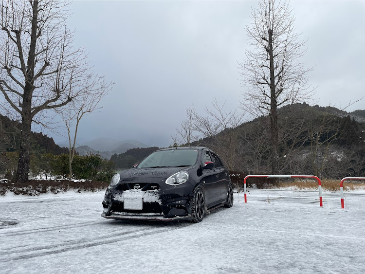 マーチの降雪なう・降雪地域の皆様お気をつけて・スタッドレスタイヤへ交換・純正style・被災した地域の１日も早い復興を願ってます🙏に関するカスタム事例の投稿画像1枚目