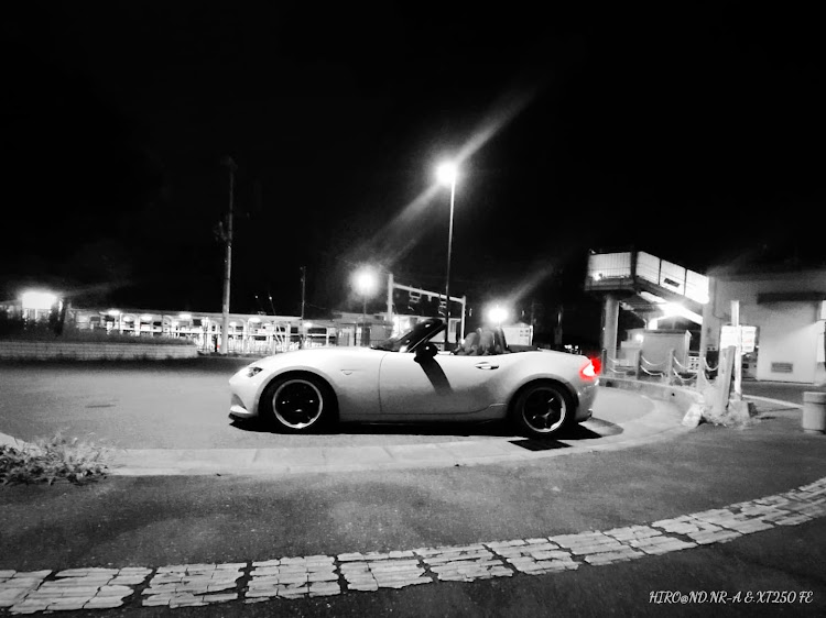 ロードスターのドライブ・深夜ドライブ・駅前ロータリー・夜に撮影・モノクロ祭りに関するカスタム事例の投稿画像1枚目