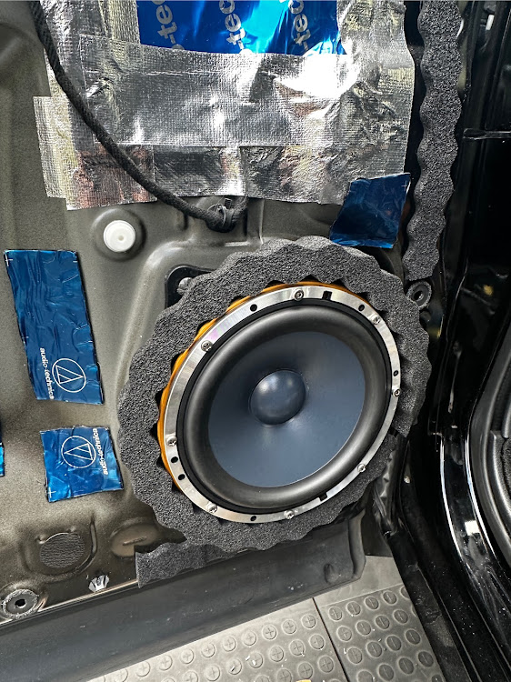セレナのブルームーンオーディオ・vx165・オルタノイズ・やっとつけれた・スピーカー交換に関するカスタム事例の投稿画像1枚目