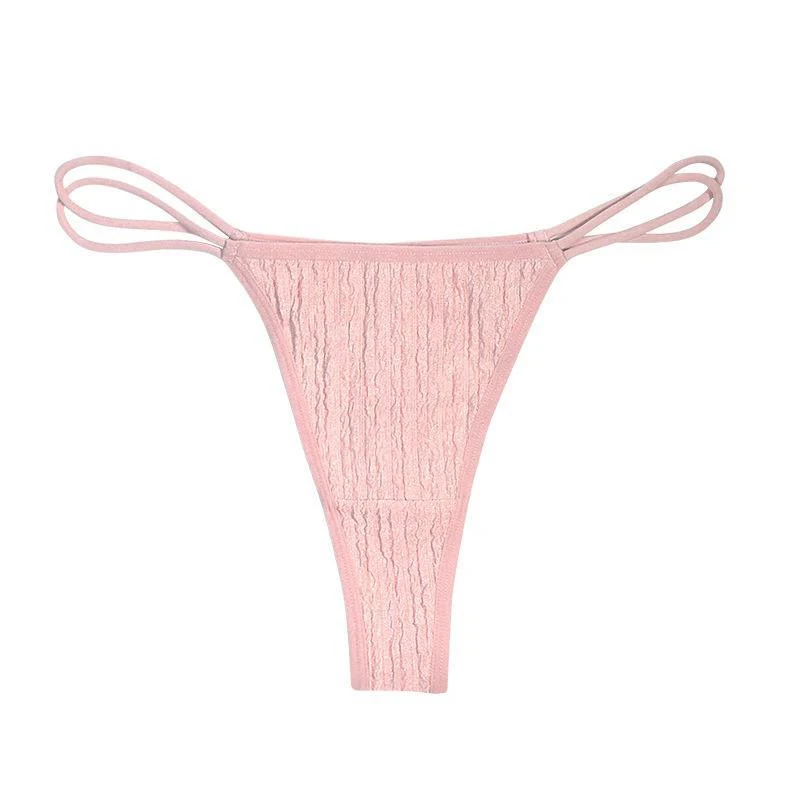 String femme à fines bretelles et alphabet, pour un confort personnalisé. Découvrez le string parfait pour un look unique et audacieux.