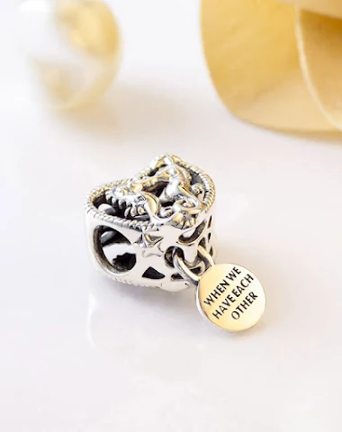 Hollow seahorse pattern heart charm - 1