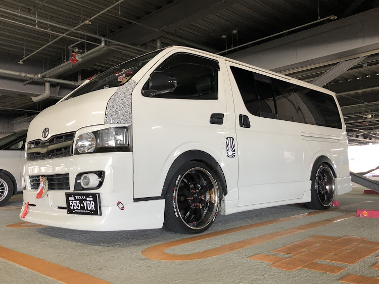 ハイエースバンのDIY・シャコタン風・お正月仕様に関するカスタム事例の投稿画像2枚目