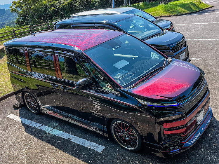 ヴォクシーの夏っぽい写真展・チームピンスト・No.001・フォージドカーボン・ダークレッドに関するカスタム事例の投稿画像7枚目