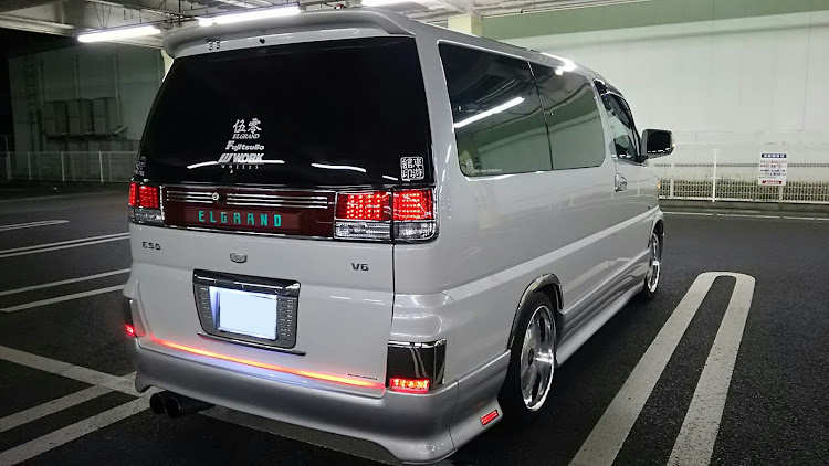 エルグランドの2018ベストショット・E50・立体駐車場盛れるに関するカスタム事例の投稿画像7枚目
