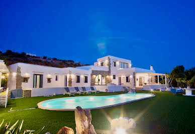 Villa with pool and garden 1