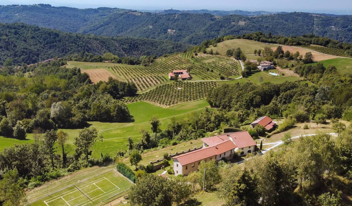 Corps de ferme avec jardin et piscine Mombarcaro