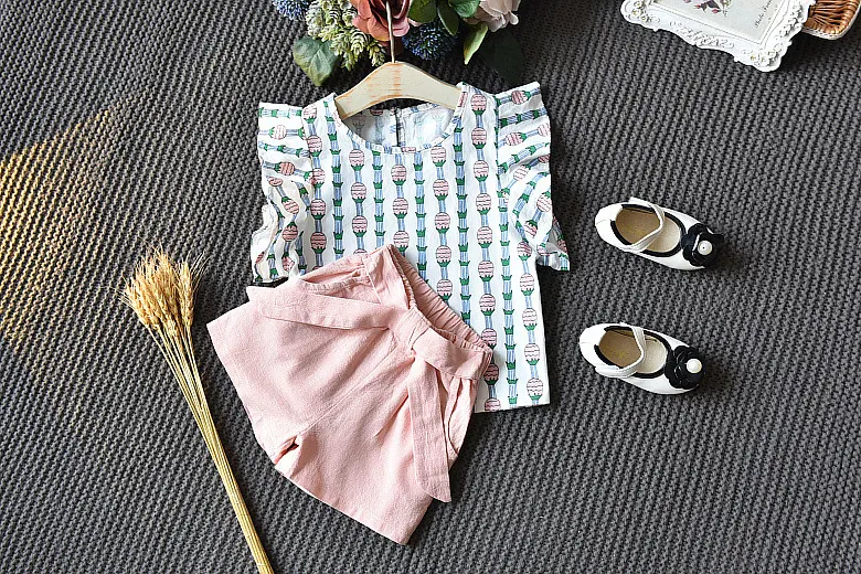 Ananas Flying Sleeve Shorts Set für Damen. Leichter Sommer-Look mit fliegenden Ärmeln. Ideal für heiße Tage und Strandurlaub.