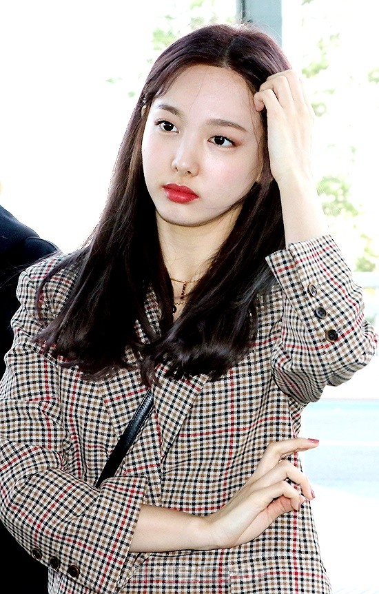 TWICE's Nayeon Stuns At The Airport With Natural Make-Up - Koreaboo