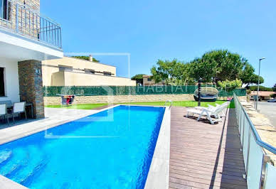 House with pool and terrace 5