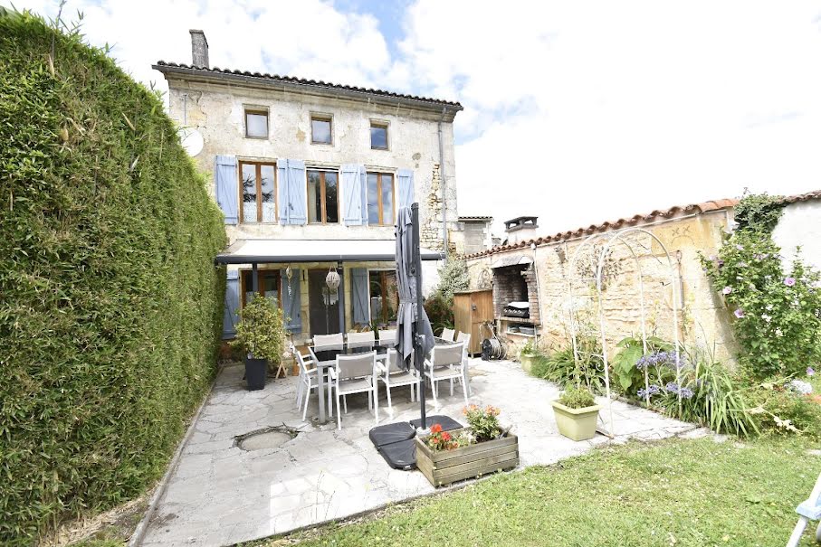 Vente maison 4 pièces 155 m² à Charras (16380), 169 500 €