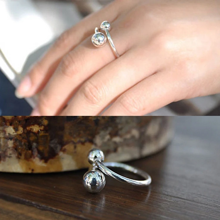 Anel de prata de lei com pequenas contas, um acessório delicado e elegante para uso diário. Perfeito para adicionar um toque sutil ao seu look.