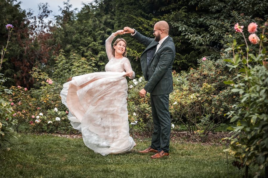 Fotógrafo de casamento Liva Paseka (lbqvkfd). Foto de 10 de dezembro 2023