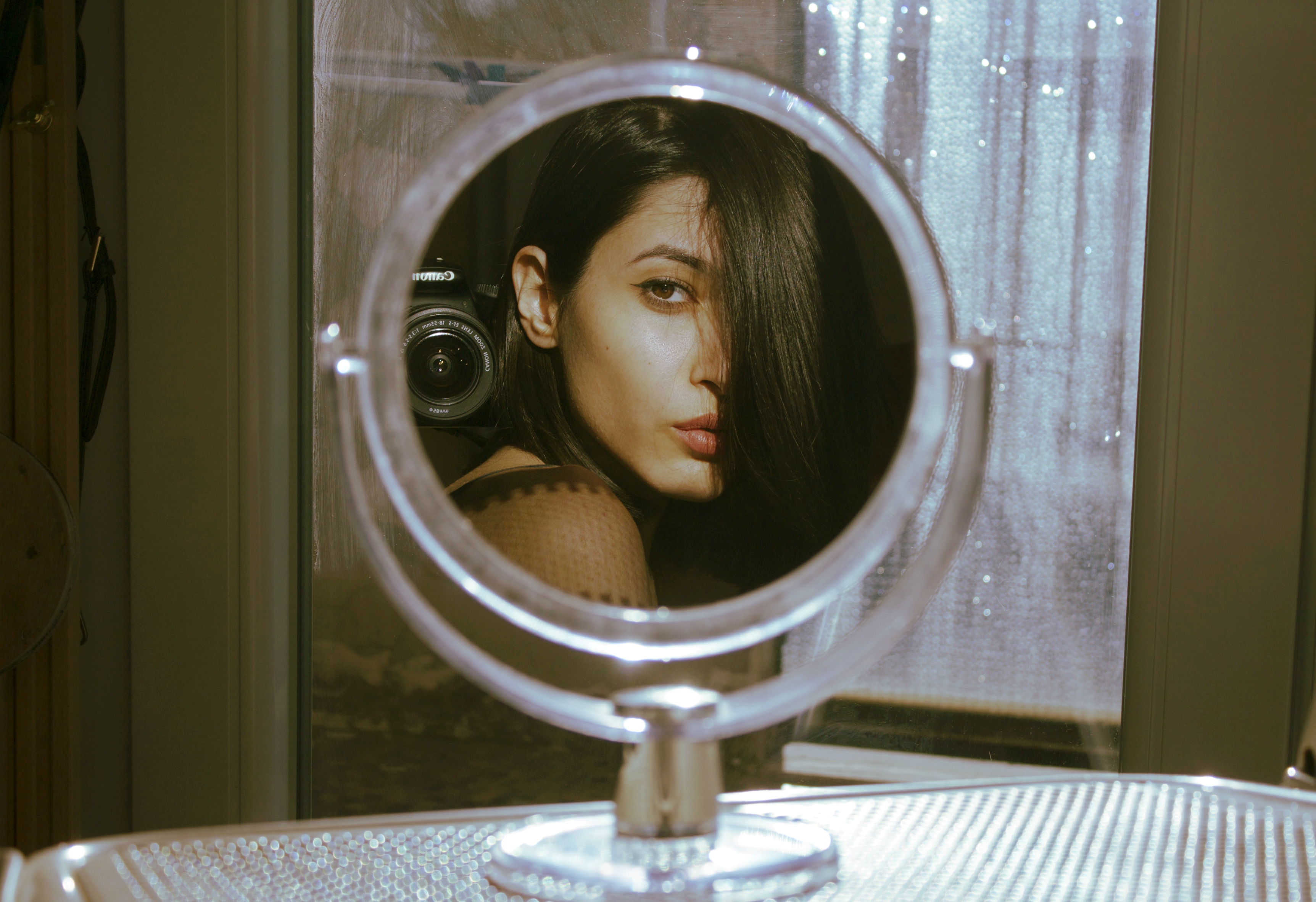 Self portrait in the mirror di saraoblivion