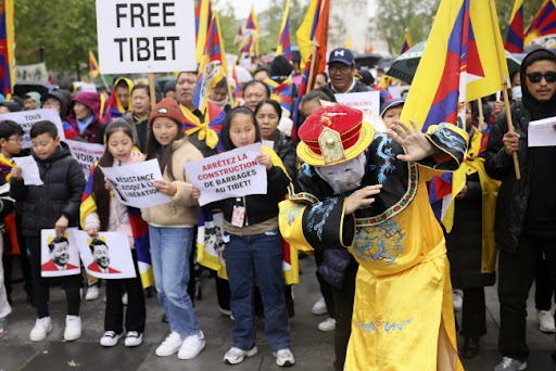 Skup Tibetanaca u Parizu protiv posete predsednika Kine