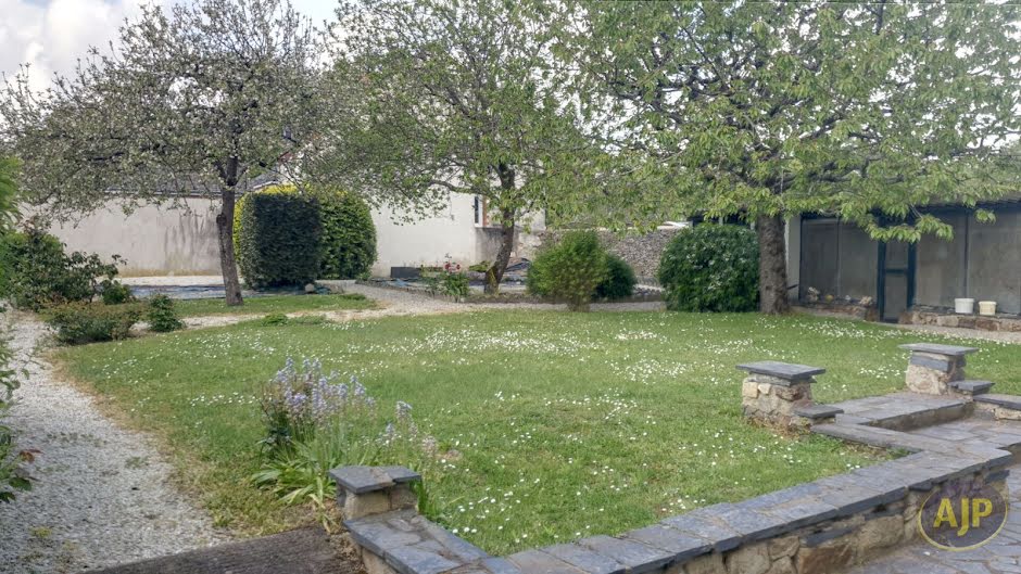 Vente maison 8 pièces 267 m² à Sainte-Gemmes-d'Andigné (49500), 175 065 €