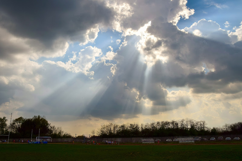 raggi di sole su pista di atletica  di DiegoCattel