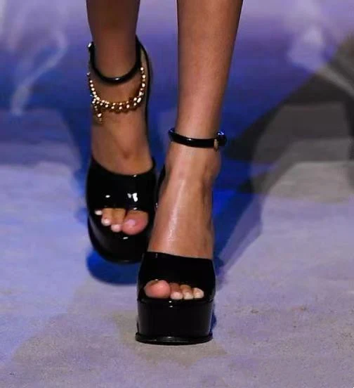 Title 2, Sandalias de tacón alto con hebilla metálica y ...