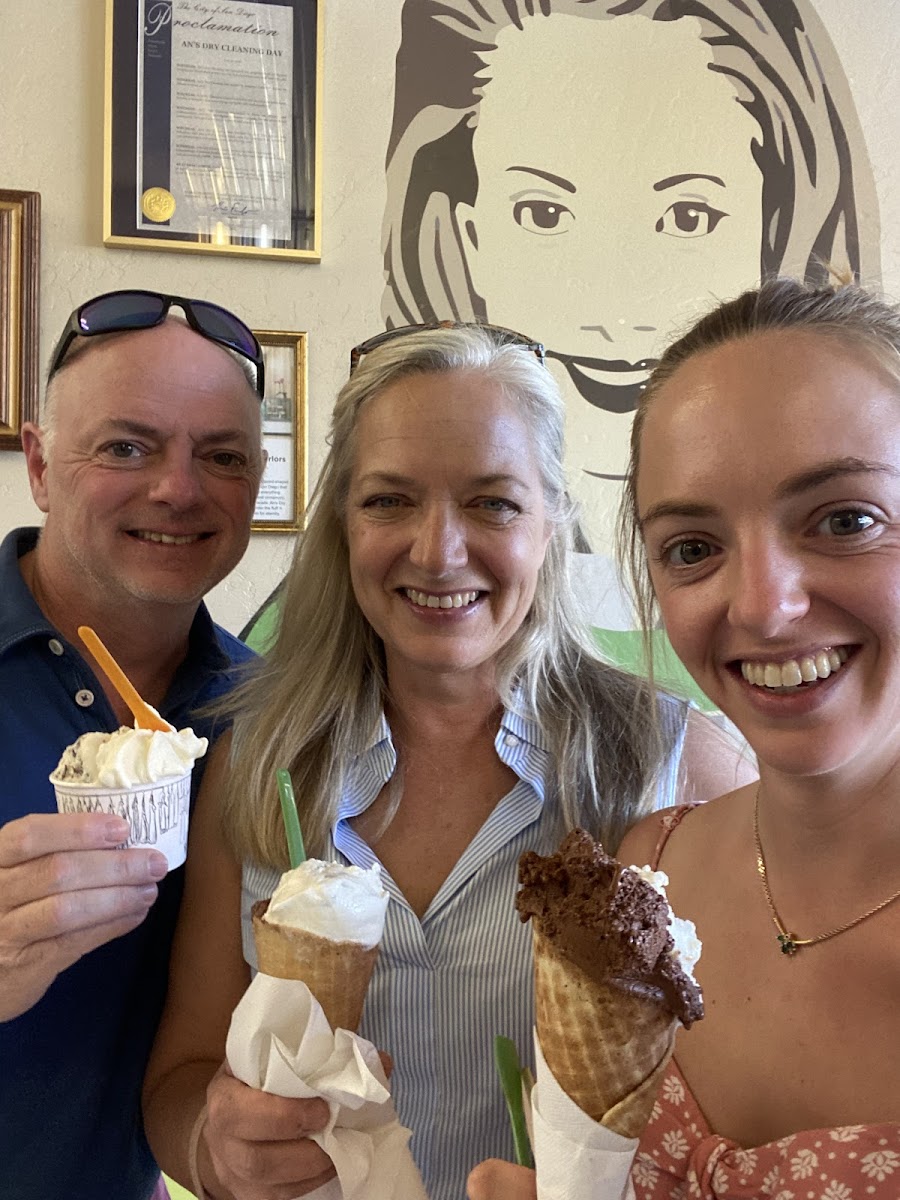 Happy customers with gluten free cones, chocolate orange vegan sorbet & macademia vanilla gelato 🍦