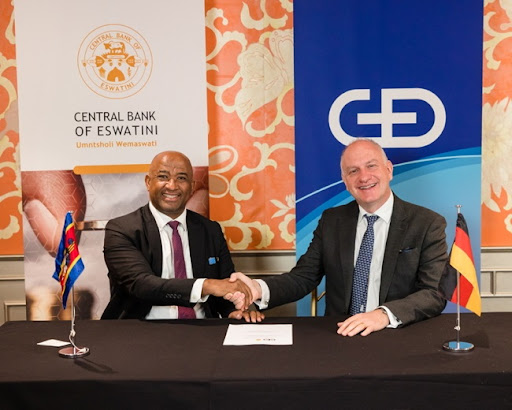 Dr Phil Mnisi, Governor of the Central Bank of Eswatini, and Dr Wolfram Seidemann, CEO of G+D Currency Technology, at the signing of the partnership agreement. (Source: G+D).