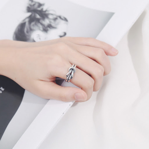 Title 3, Female Twist Knot Knuckle Ring