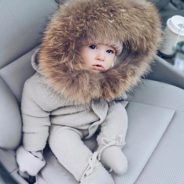 Macacão de inverno para bebê com forro de lã macia. Ideal para neve e clima frio. Mantenha seu bebê aquecido e confortável durante o inverno.