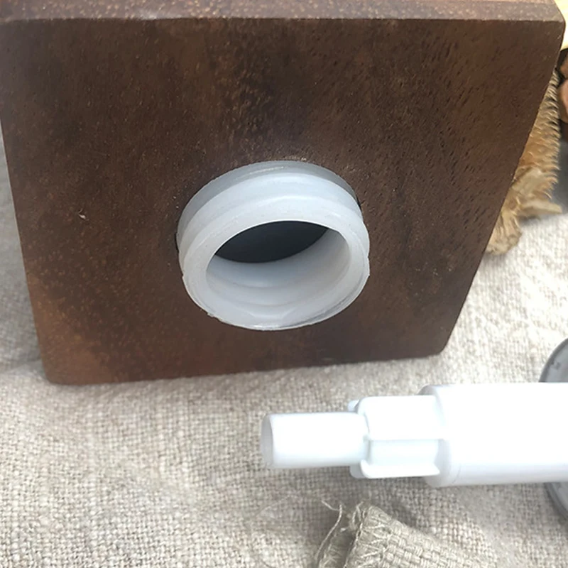Frasco de Álcool em Gel de Nogueira para Casa Simples Limpa e Higieniza, Fórmula Natural, Fragrância Suave, Prático para Uso Diário e Proteção Eficaz.