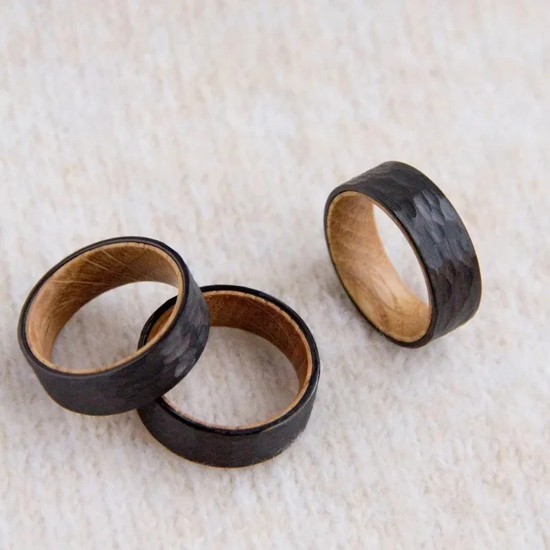 Tungsten ring voor heren met massief houten inleg, sterk en stijlvol. Duurzame trouwring of cadeau voor hem.