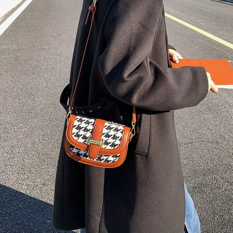 Bolsa feminina diária personalizada com estampa xadrez houndstooth. Ideal para commuter, trabalho e uso diário, com estilo e praticidade.