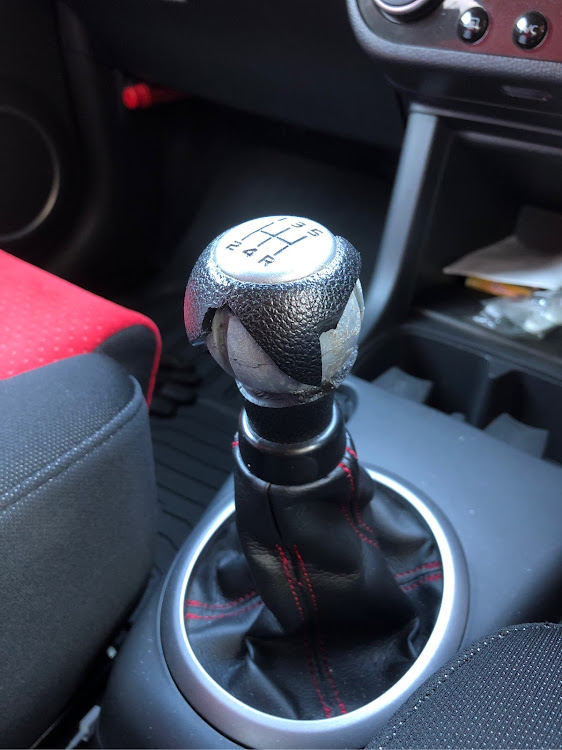 スイフトスポーツのシフトノブ交換・DIY・zc31sに関するカスタム事例の投稿画像1枚目