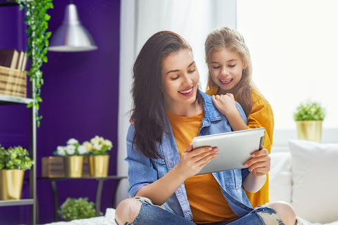 Mama z córką oglądają bajkę na tablecie