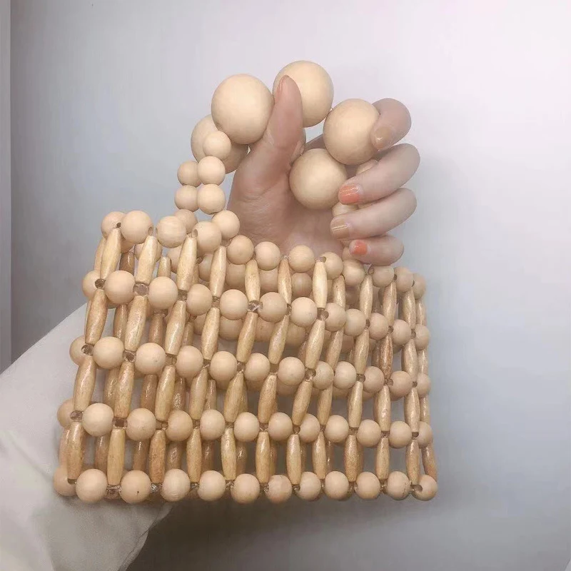 Sac tissé de perles en bois, élégant et naturel. Parfait pour transporter vos essentiels avec style, idéal pour toute occasion.