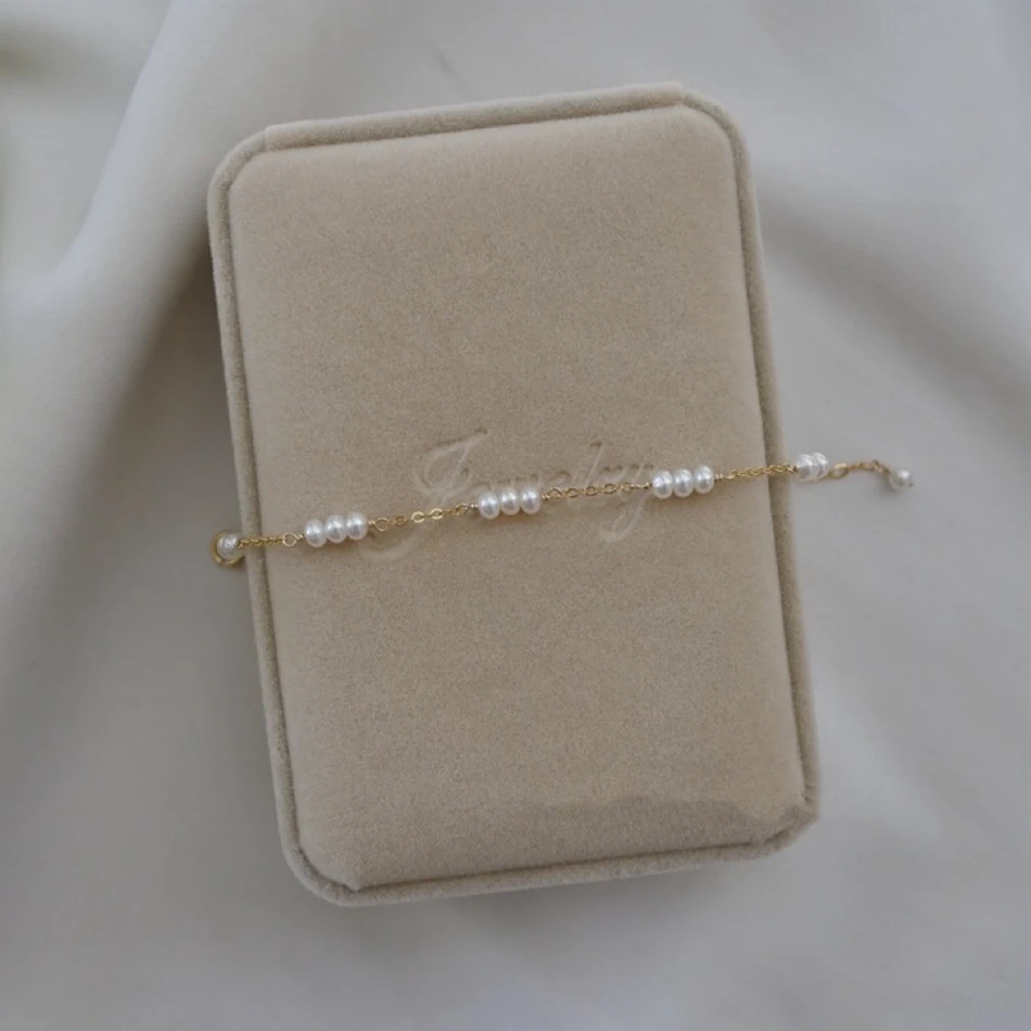 Aurora Armband mit Süßwasserperlen, versilbert und 18K vergoldet. Ein schickes Accessoire für jeden Anlass.
