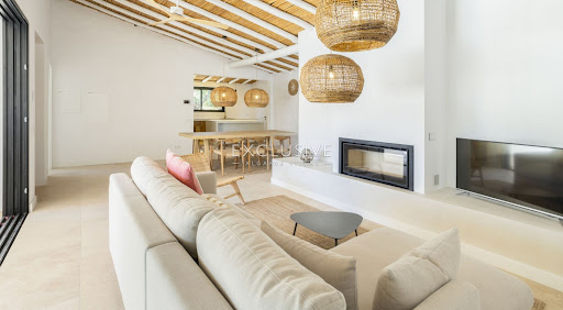 Villa with pool and garden 4