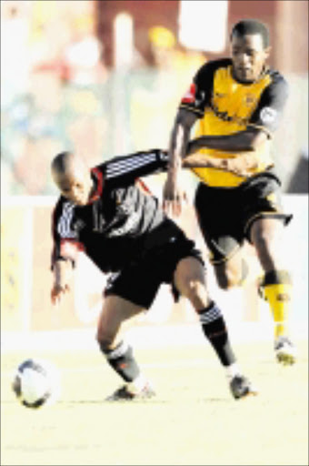 SCRAPPING: Dikgang Mabalane and Tinashe Nengomasha during the Absa Premiership match between Kaizer Chiefs and Orlando Pirates at Mafikeng Stadium. 15/11/08. Pic. Lefty Shivambu. © Gallo Images.