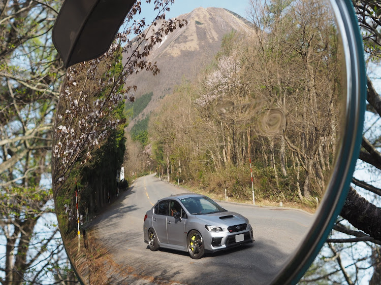 WRX STIのサクラと愛車・大山・朝ドラに関するカスタム事例の投稿画像2枚目