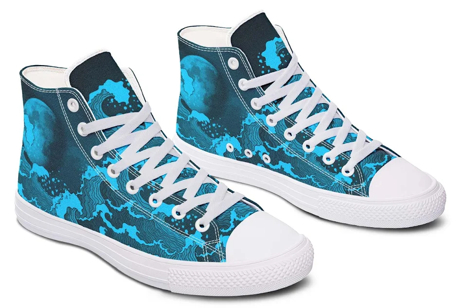 Baskets montantes en toile imprimées pour couples. Confortables et stylées, ces chaussures sont idéales pour afficher votre amour avec élégance.
