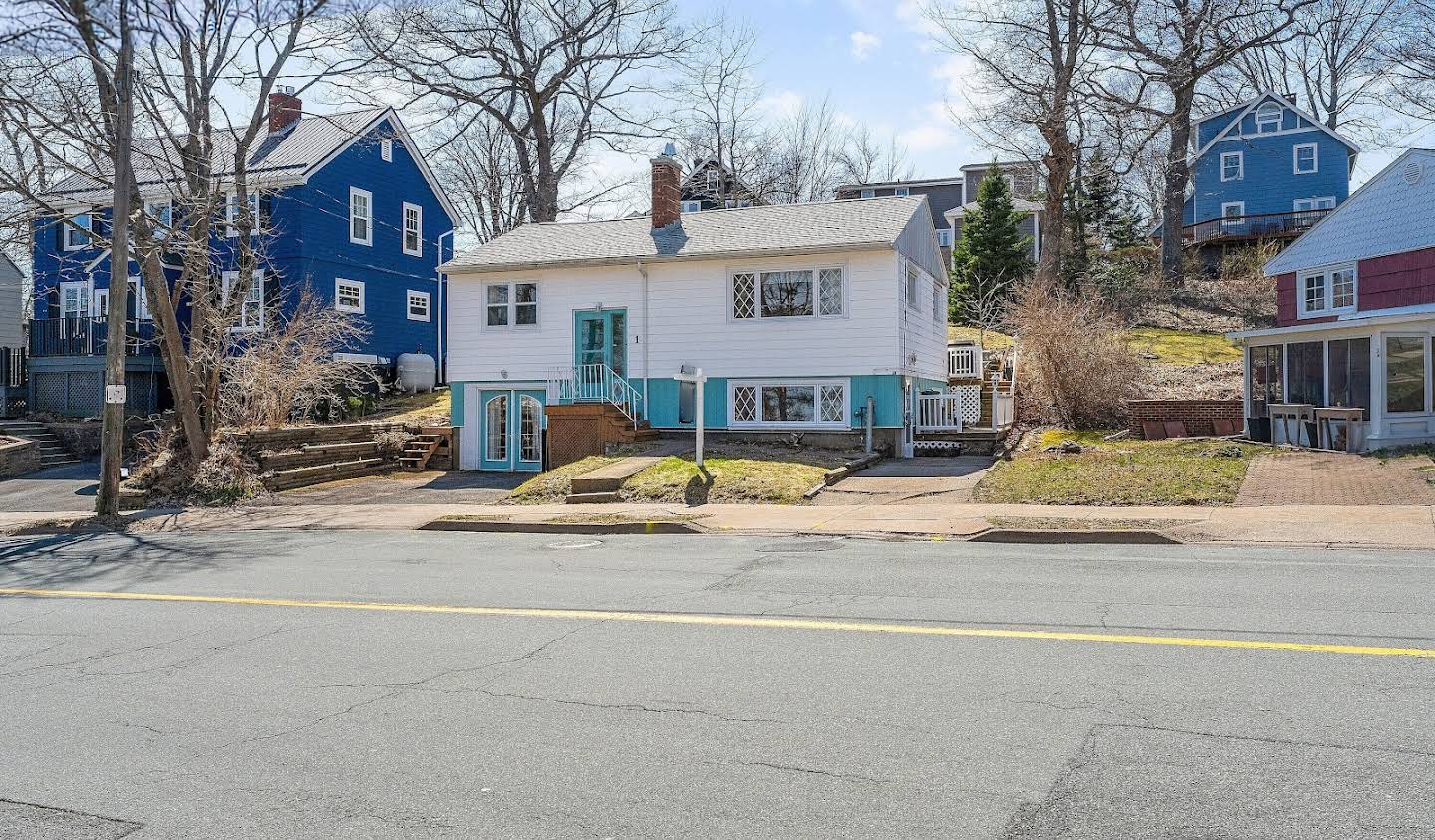 House with garden Dartmouth