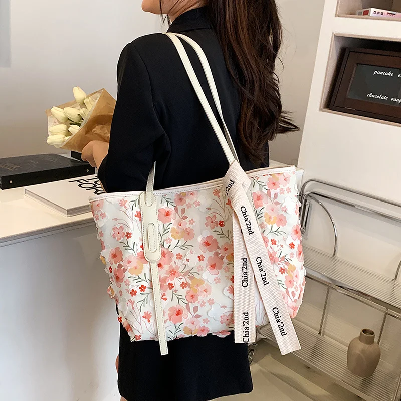 Sac à bandoulière décontracté à fleurs pour femmes – le sac parfait pour tous les jours. Un accessoire de mode floral et pratique.