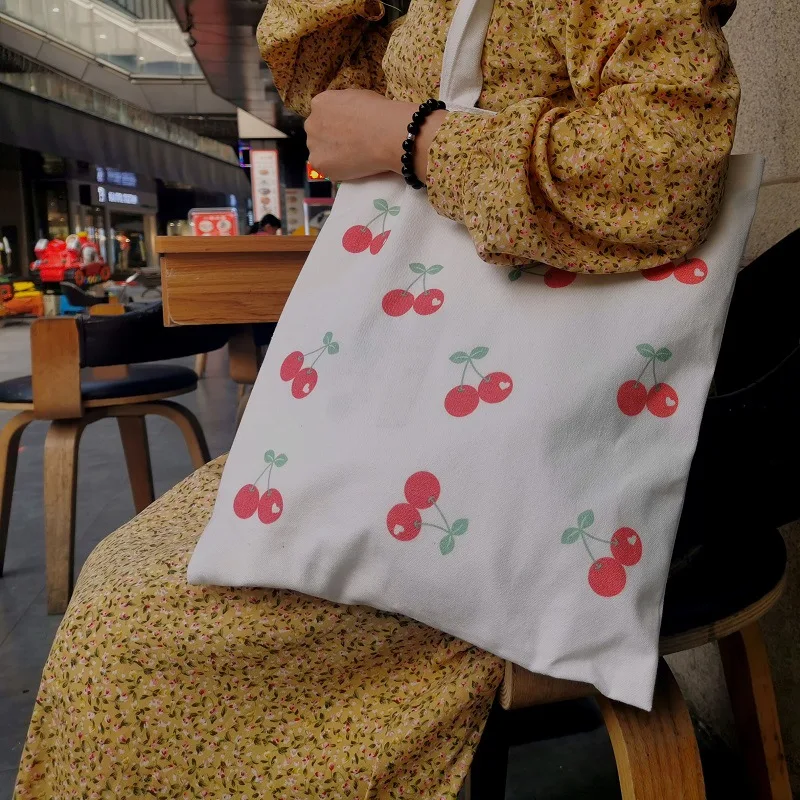 Japanse en Koreaanse kunst canvas schoudertas. Groothandel katoenen tas voor dagelijks gebruik. Lichtgewicht en duurzaam ontwerp.