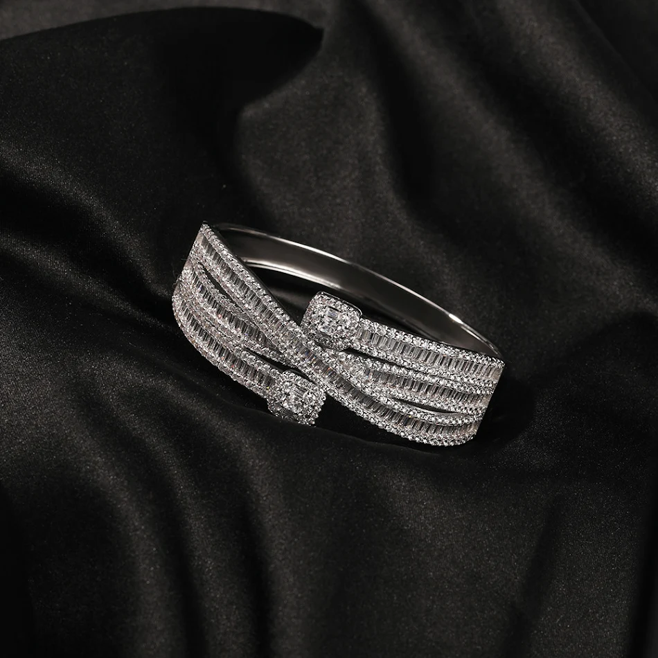 Bracelet femme rétro hip-hop en zircon. Accessoire tendance et audacieux pour sublimer votre style. Un bijou unique pour toutes les occasions. Adoptez le look hip-hop avec élégance.