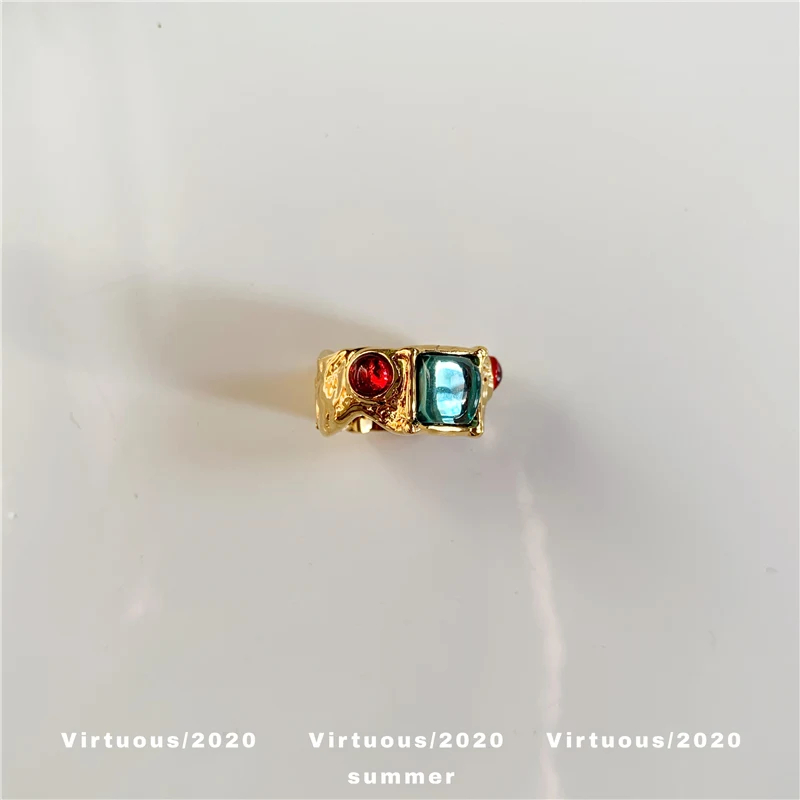 Retro Ring mit farbigen Edelsteinen und unregelmäßiger Goldfarbe. Einzigartiger Schmuck für einen stilvollen Vintage-Look.